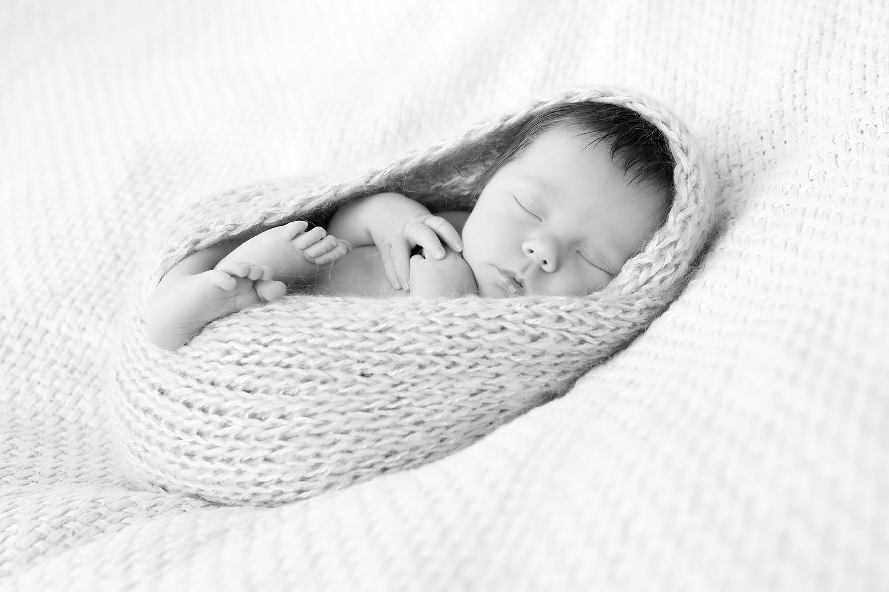 Newbornfotos in Schwarzweiß