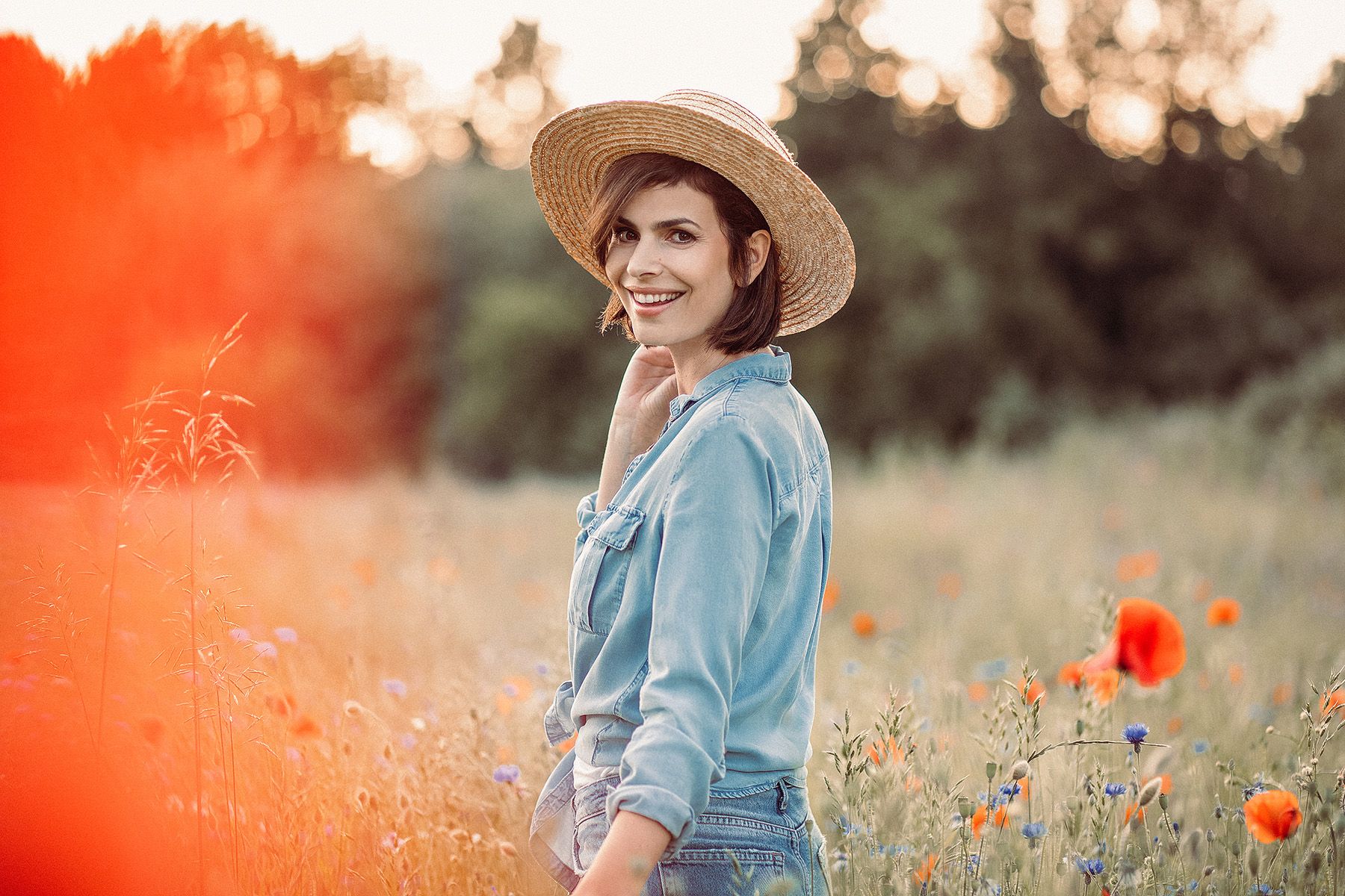 Portraitshooting in Mohnblumenfeld